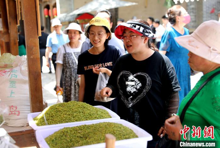 圖為民眾購(gòu)買青海特色小吃?！⊙Φ?攝