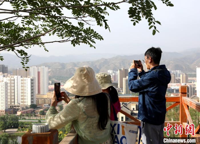 圖為媒體記者登頂朝陽山?！⊙Φ?攝