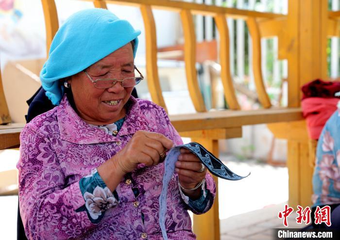 圖為繡娘在土族盤繡園內(nèi)制作盤繡?！⊙Φ?攝