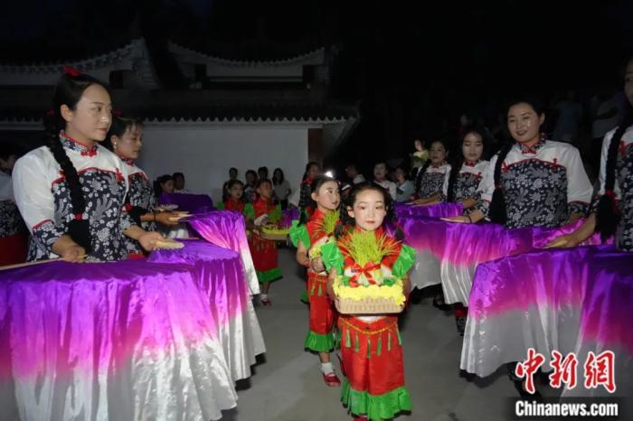 甘肅省西和縣姜席鎮(zhèn)晚霞湖畔，當(dāng)?shù)孛耖g舉行盛大的乞巧儀式。魏朵朵 攝