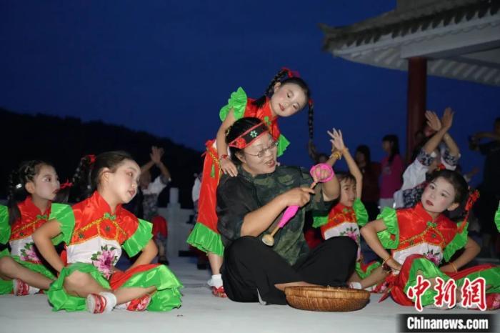 甘肅省西和縣小朋友們迎接“巧娘娘”。魏朵朵 攝