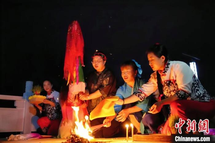 持續(xù)七天八夜的乞巧節(jié)正在西漢水上游的甘肅省西和縣進行。西和縣姜席鎮(zhèn)晚霞湖畔，民眾“巧頭”點蠟、炷香、焚裱紙、跪拜，準(zhǔn)備將“巧娘娘”請進院。魏朵朵 攝