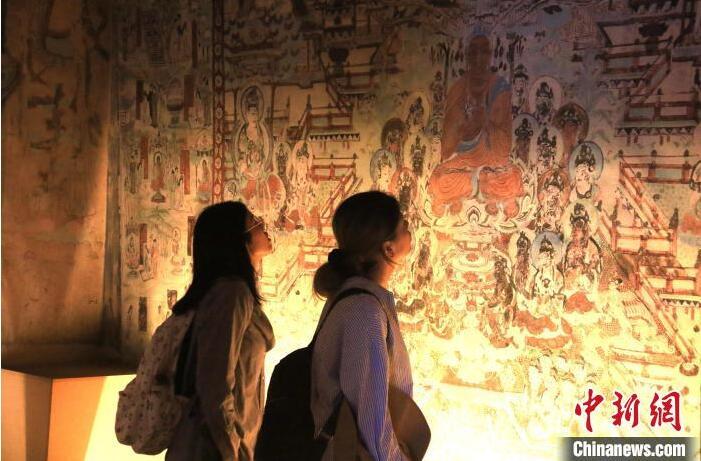 2023年8月27日，游客在甘肅省敦煌市博物館參觀文物展。張曉亮 攝(資料圖)