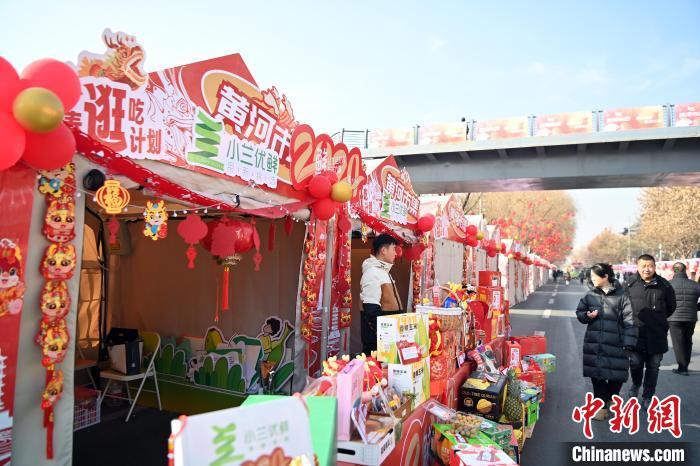1月30日，蘭州黃河畔的年貨集市吸引顧客選購(gòu)年貨。九美旦增 攝</p><p>