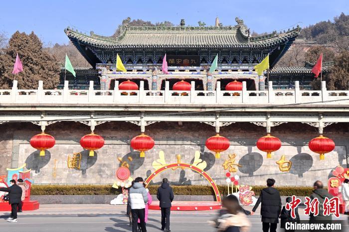 1月30日，裝扮一新的蘭州白塔山公園節(jié)日氛圍濃厚。九美旦增 攝</p><p>