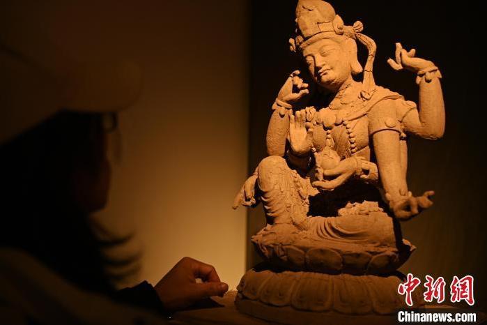 圖為季茂杰觀察自己創(chuàng)作的敦煌木雕。李亞龍 攝