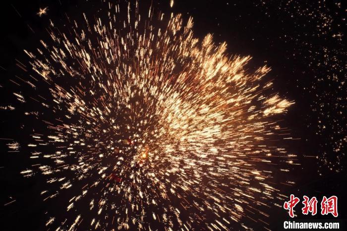 據(jù)悉，“花”與“發(fā)”諧音，取“打花打花，越打越發(fā)”之意?！按蜩F花”不僅蘊含著人們祈福納祥的美好愿望，也展現(xiàn)了民間生鐵冶煉傳統(tǒng)技藝的工匠精神。侯奇志 攝