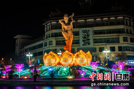 2024年春節(jié)期間，敦煌市中心盤旋路上的反彈琵琶燈組。王斌銀 攝
