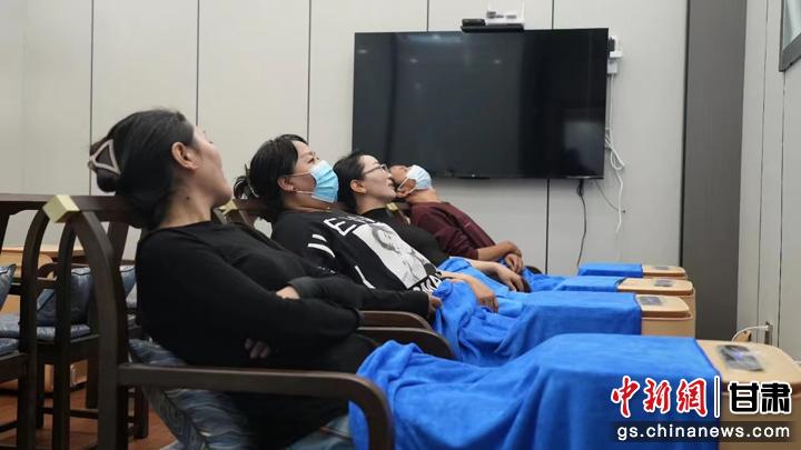 圖為當(dāng)?shù)鼐用耋w驗(yàn)藏醫(yī)院診療。卓瑪草 攝