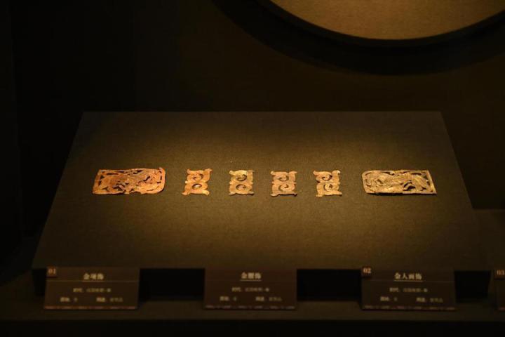 張家川縣馬家塬車輿博物館展陳的馬家塬遺址出土的金項飾、金腰飾、金人畫飾等。李亞龍 攝　　