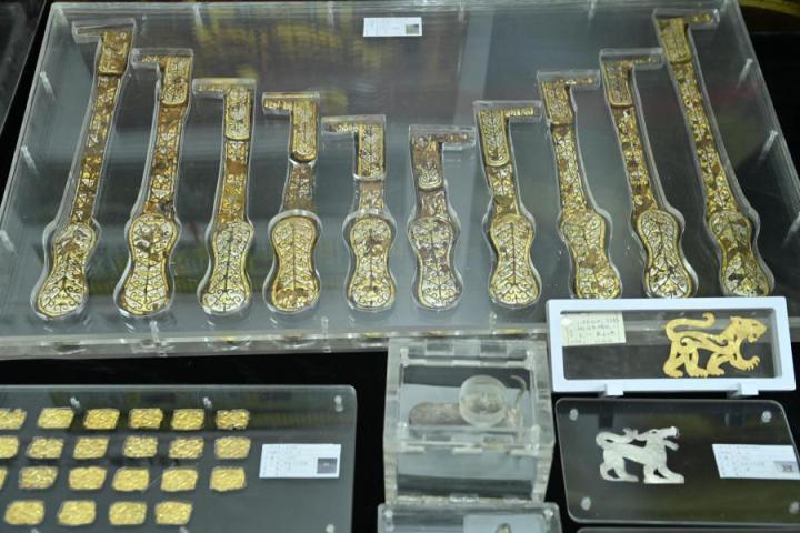 張家川馬家塬出土的金帶飾、大角羊、人形鉛俑及狼形銀車輿飾等文物。