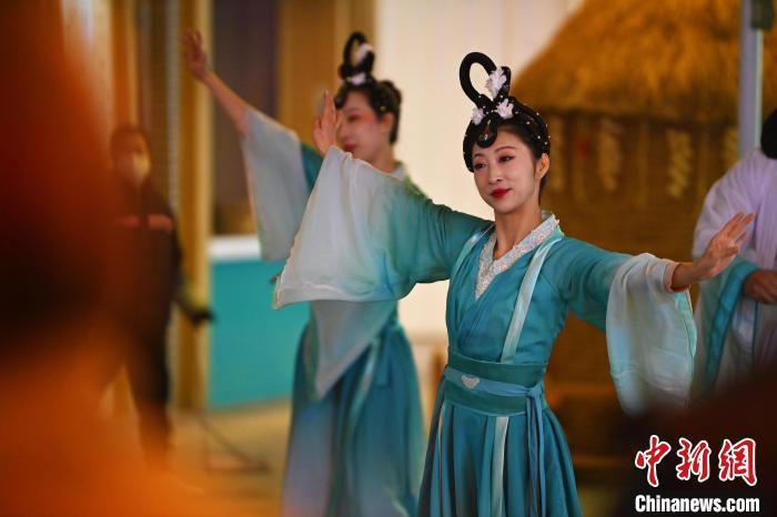 圖為工作人員進(jìn)行舞蹈表演。李亞龍 攝</p>
<p>