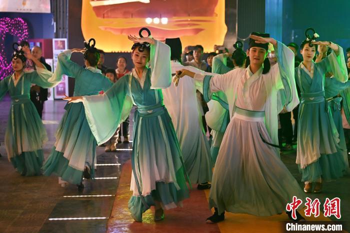 圖為工作人員進(jìn)行舞蹈表演。李亞龍 攝</p>
<p>