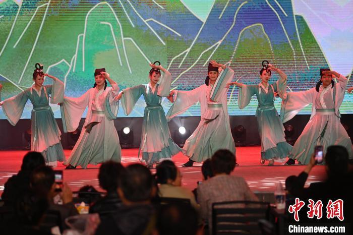 圖為工作人員進(jìn)行舞蹈表演。李亞龍 攝