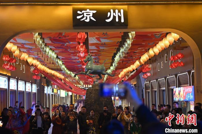 圖為游人拍攝煥然一新亮相的街區(qū)。李亞龍 攝</p><p>