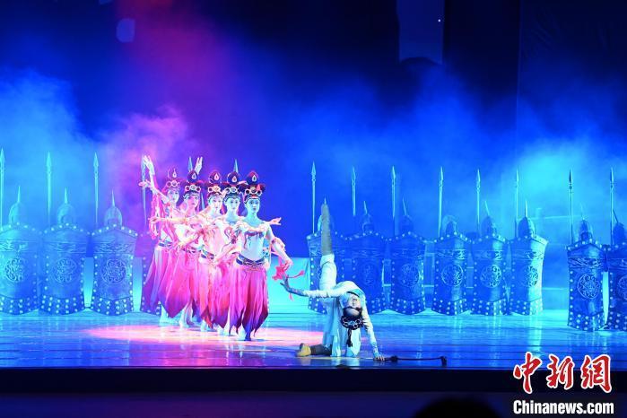 2023年2月18日，蘭州歌舞劇院創(chuàng)排的大型舞劇《大夢敦煌》?！　【琶赖┰?攝