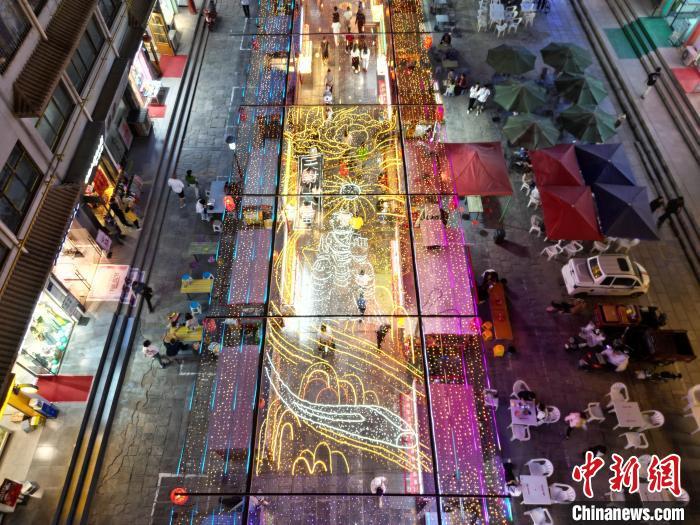 圖為明清街夜市燈光點亮具有武威文化元素的“天梯山石窟”彩燈。(無人機照片) 　戴文昌 攝</p><p>