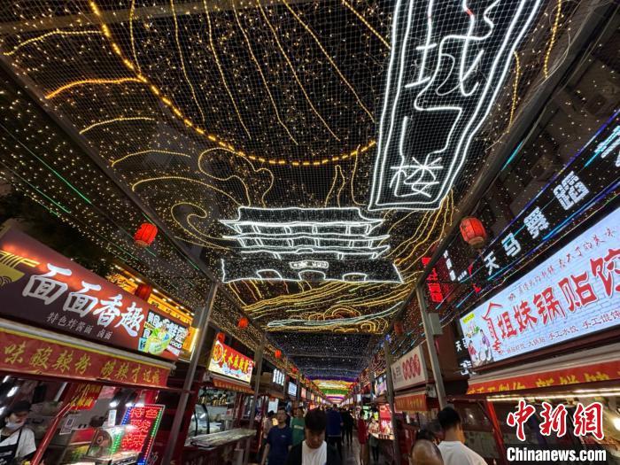 圖為明清街夜市燈光點亮具有武威文化元素的“涼州古城門”彩燈?！〈魑牟?攝</p><p>