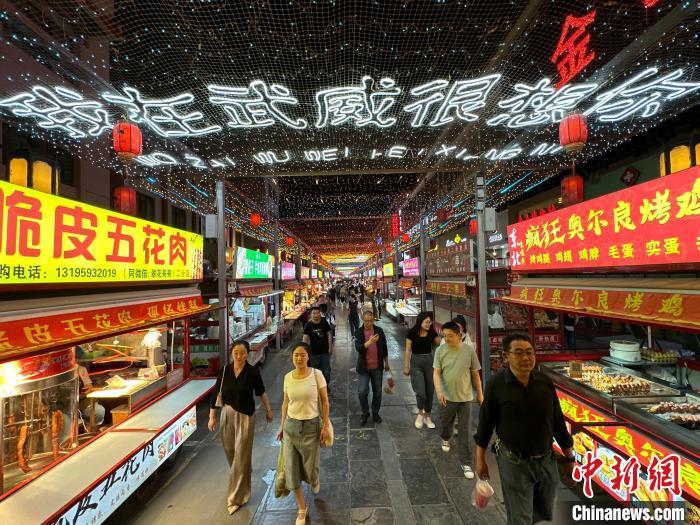 圖為明清街夜市燈光點亮“我在武威很想你”?！〈魑牟?攝</p><p>