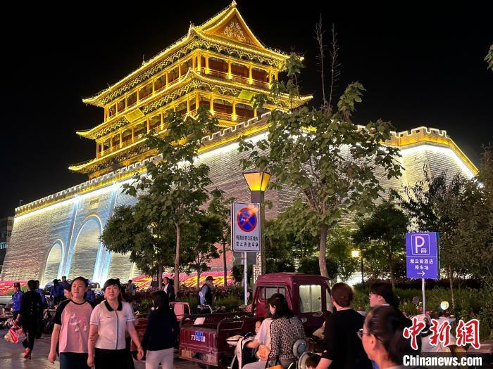 圖為夜幕降臨，涼州古城門燈光亮起。　戴文昌 攝