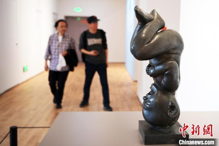 5月21日，觀眾參觀“絲路印跡”雕塑藝術(shù)作品展展出的雕塑作品。九美旦增 攝</p>
<p>