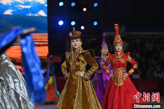圖為開幕式現(xiàn)場(chǎng)蒙古族服飾秀。李亞龍 攝</p>
<p>