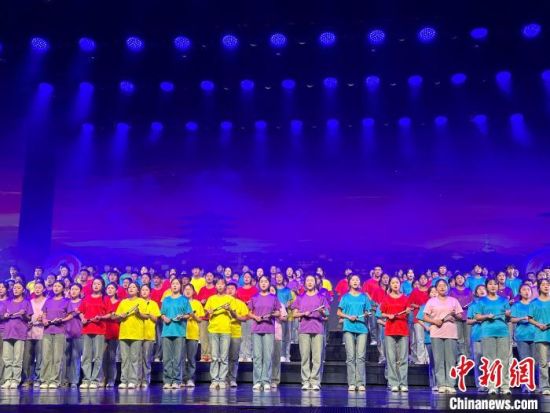 5月28日晚，“詩意甘肅·絲路長(zhǎng)風(fēng)三千里”——月出涼州·武威詩會(huì)在甘肅省武威市漢唐天馬城舉行。楊娜 攝