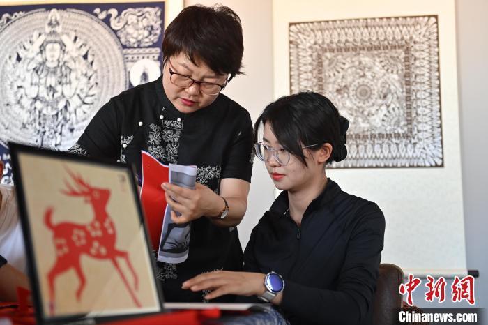 6月6日，在甘肅敦煌青年夜校課程中，青年學(xué)員學(xué)習(xí)敦煌非遺剪紙課程。李亞龍 攝