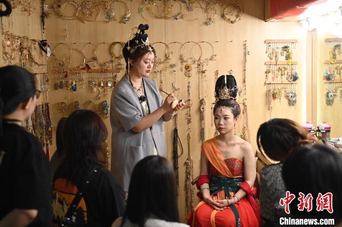 6月6日，在甘肅敦煌青年夜校課程中，青年學(xué)員學(xué)習(xí)敦煌美妝課程。李亞龍 攝