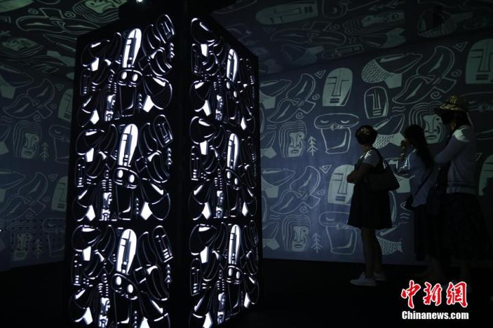 圖為游客參觀藝術(shù)展。中新社記者 李亞龍 攝