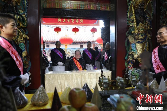 6月21日，“2024(甲辰年)兩岸共祭人文始祖伏羲典禮”在臺(tái)灣新北舉行。擔(dān)任主祭官的先嗇宮董事長(zhǎng)、中國(guó)國(guó)民黨前秘書長(zhǎng)李乾龍(中)出席典禮并擔(dān)任主祭官。中新社記者 張曉曦 攝