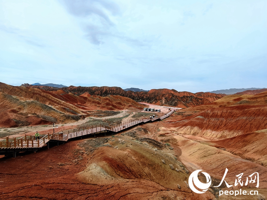  雨后的七彩丹霞，顏色格外艷麗。人民網(wǎng) 黃津曉虎攝
