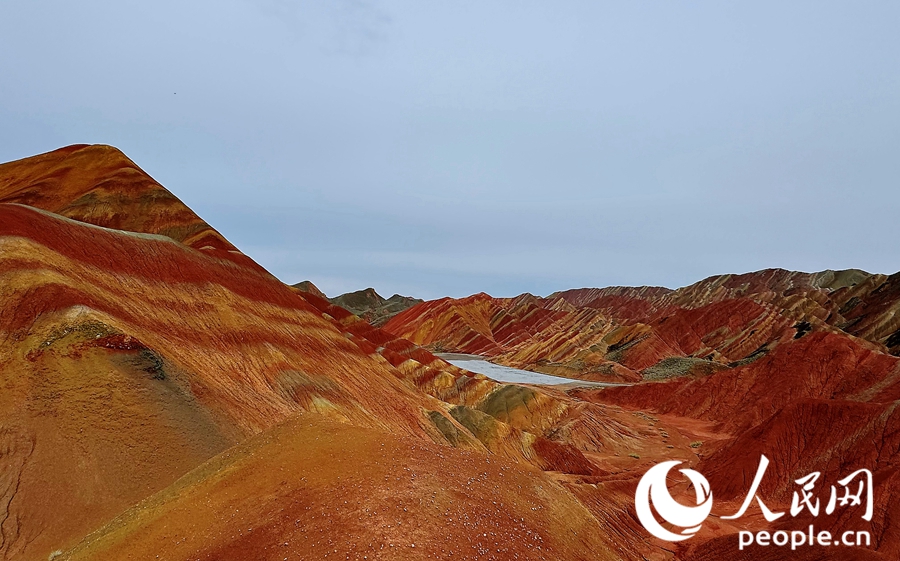 雨后的七彩丹霞，顏色格外艷麗。人民網(wǎng)記者 徐冬兒攝