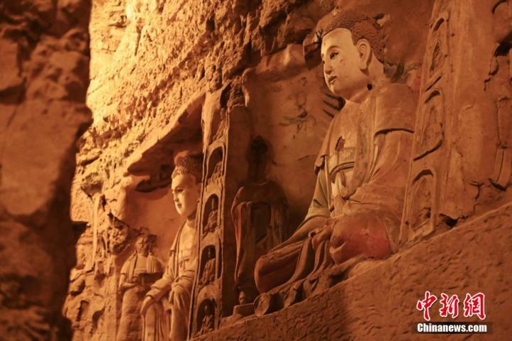 7月15日，甘肅省平?jīng)鍪袥艽h百里石窟長廊中的王母宮石窟造像。百里石窟長廊位于涇川縣境內(nèi)，由512個石窟、5眼窟中石井組成，現(xiàn)存王母宮石窟、鳳凰山石窟、南石窟寺、丈八寺石窟、羅漢洞石窟、太山寺石窟等規(guī)模較大的石窟群，還有數(shù)量眾多的小石窟群。王母宮石窟又名千佛洞，該窟設(shè)計宏大，造像生動，窟內(nèi)擁有造像數(shù)百尊，是較為珍貴的佛教文化歷史遺存。中新社記者 李亞龍 攝</p>
<p>