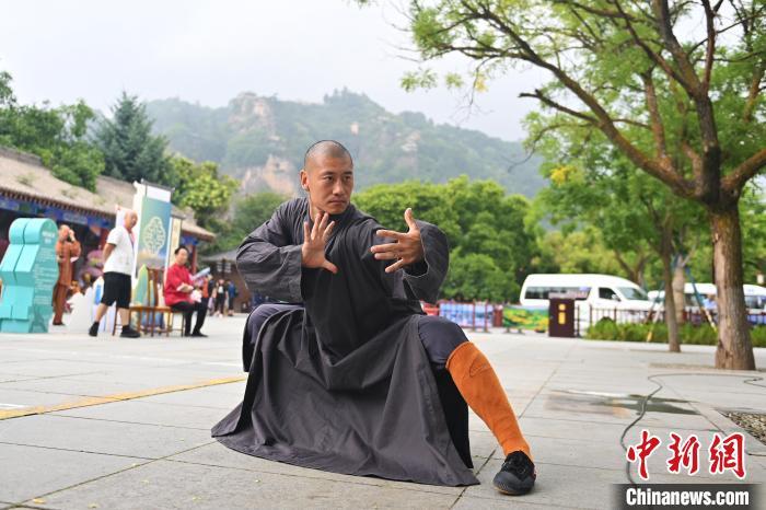 7月14日，甘肅省平?jīng)鍪嗅轻忌骄皡^(qū)內，嵩山少林弟子展示武藝。7月13日至14日，“2024年北京體育大學第十五屆國際武術比賽交流大會暨首屆崆峒山國際武術大會”舉行，大會也在崆峒山景區(qū)進行問道崆峒、武術高級研修班、崆峒拜師等系列活動。中新社記者 李亞龍 攝</p>
<p>