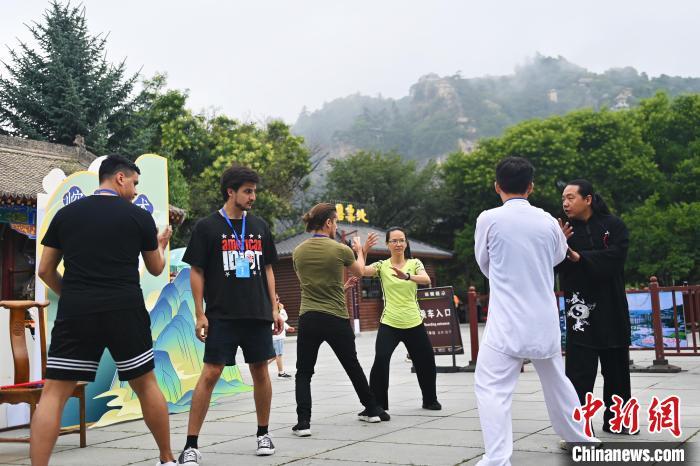 7月14日，甘肅省平?jīng)鍪嗅轻忌骄皡^(qū)內，外籍武術愛好者學習崆峒派武術。7月13日至14日，“2024年北京體育大學第十五屆國際武術比賽交流大會暨首屆崆峒山國際武術大會”舉行，大會也在崆峒山景區(qū)進行問道崆峒、武術高級研修班、崆峒拜師等系列活動。中新社記者 李亞龍 攝</p>
<p>