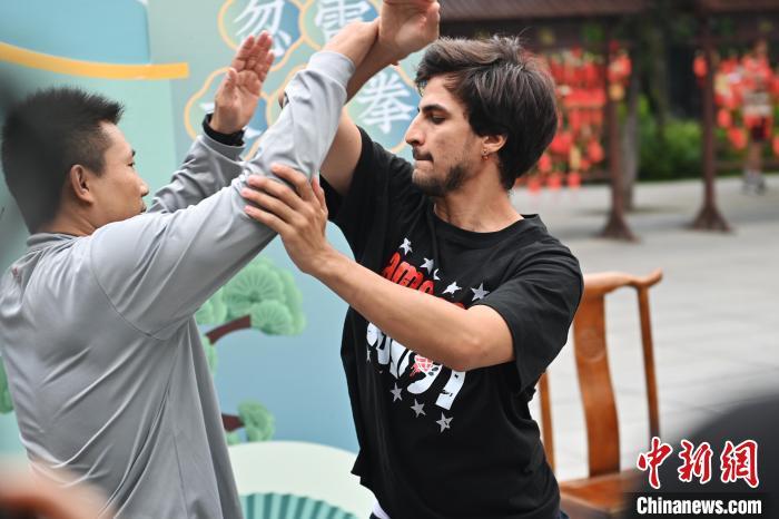 7月14日，甘肅省平?jīng)鍪嗅轻忌骄皡^(qū)內，外籍武術愛好者(右)進行忽雷太極拳切磋。7月13日至14日，“2024年北京體育大學第十五屆國際武術比賽交流大會暨首屆崆峒山國際武術大會”舉行，大會也在崆峒山景區(qū)進行問道崆峒、武術高級研修班、崆峒拜師等系列活動。中新社記者 李亞龍 攝</p>
<p>