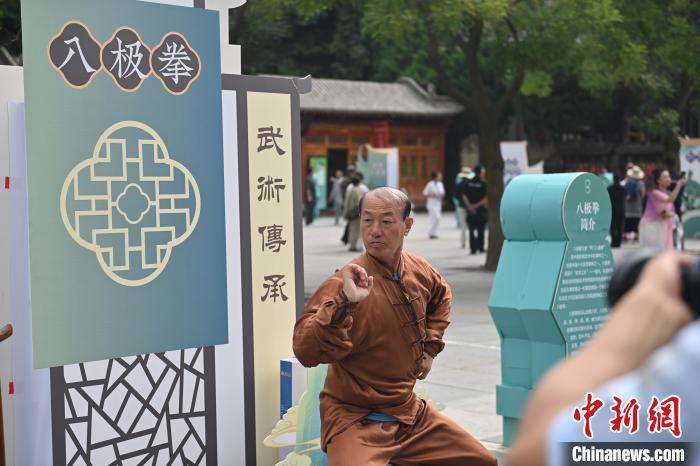 7月14日，甘肅省平?jīng)鍪嗅轻忌骄皡^(qū)內，八極拳傳承人展示八極拳。7月13日至14日，“2024年北京體育大學第十五屆國際武術比賽交流大會暨首屆崆峒山國際武術大會”舉行，大會也在崆峒山景區(qū)進行問道崆峒、武術高級研修班、崆峒拜師等系列活動。中新社記者 李亞龍 攝</p>
<p>