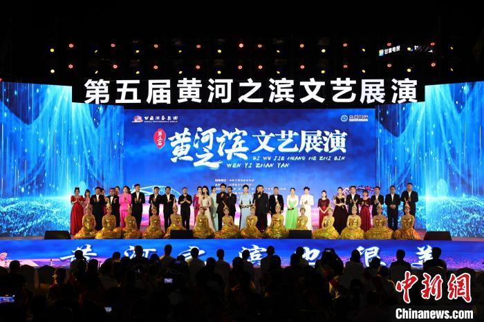 7月19日晚，第五屆黃河之濱文藝展演在蘭州體育文化廣場開幕。張曦予 攝