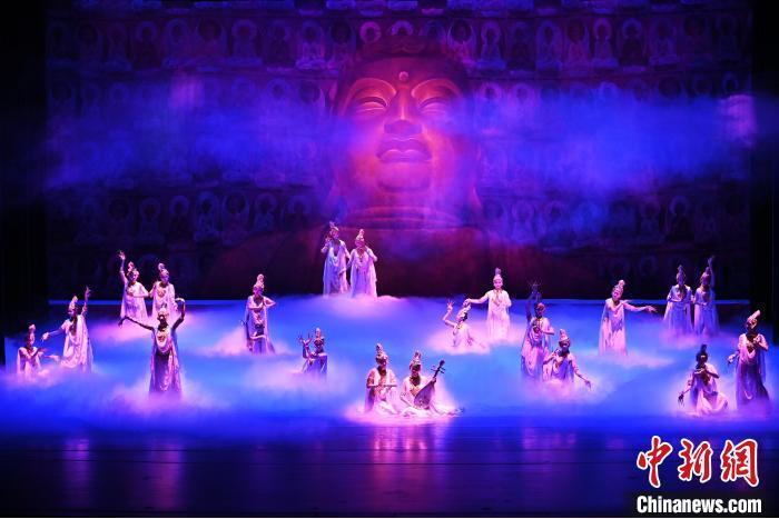 7月18日晚，中國經(jīng)典舞劇《絲路花雨》在甘肅蘭州黃河劇院進行演出。中國經(jīng)典舞劇《絲路花雨》迎來45周年，7月17日-8月4日在蘭州開啟為期多天的駐場演出。該舞劇取材于敦煌莫高窟壁畫，集中國霓裳羽衣舞、敦煌舞、印度舞、黑巾舞、波斯馬鈴舞等于一身，自1979年演出至今，該劇先后在40多個國家和地區(qū)演出近4000場，觀眾550多萬人次。中新社記者 李亞龍 攝</p>
<p>