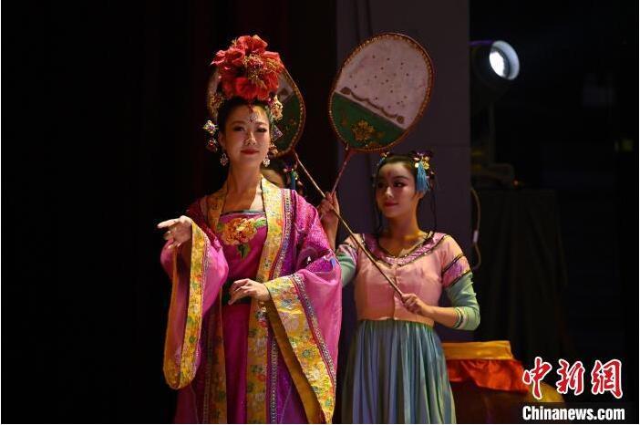 7月18日晚，中國經(jīng)典舞劇《絲路花雨》在甘肅蘭州黃河劇院進行演出。中國經(jīng)典舞劇《絲路花雨》迎來45周年，7月17日-8月4日在蘭州開啟為期多天的駐場演出。該舞劇取材于敦煌莫高窟壁畫，集中國霓裳羽衣舞、敦煌舞、印度舞、黑巾舞、波斯馬鈴舞等于一身，自1979年演出至今，該劇先后在40多個國家和地區(qū)演出近4000場，觀眾550多萬人次。中新社記者 李亞龍 攝</p>
<p>