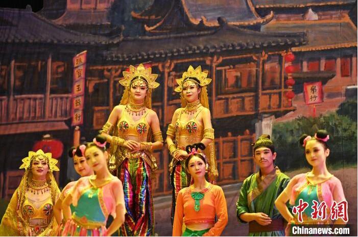 7月18日晚，中國經(jīng)典舞劇《絲路花雨》在甘肅蘭州黃河劇院進行演出。中國經(jīng)典舞劇《絲路花雨》迎來45周年，7月17日-8月4日在蘭州開啟為期多天的駐場演出。該舞劇取材于敦煌莫高窟壁畫，集中國霓裳羽衣舞、敦煌舞、印度舞、黑巾舞、波斯馬鈴舞等于一身，自1979年演出至今，該劇先后在40多個國家和地區(qū)演出近4000場，觀眾550多萬人次。中新社記者 李亞龍 攝</p>
<p>