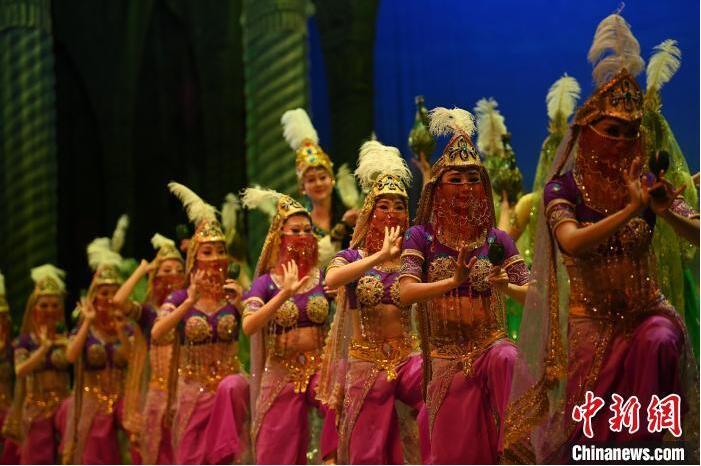 7月18日晚，中國經(jīng)典舞劇《絲路花雨》在甘肅蘭州黃河劇院進行演出。中國經(jīng)典舞劇《絲路花雨》迎來45周年，7月17日-8月4日在蘭州開啟為期多天的駐場演出。該舞劇取材于敦煌莫高窟壁畫，集中國霓裳羽衣舞、敦煌舞、印度舞、黑巾舞、波斯馬鈴舞等于一身，自1979年演出至今，該劇先后在40多個國家和地區(qū)演出近4000場，觀眾550多萬人次。中新社記者 李亞龍 攝</p>
<p>