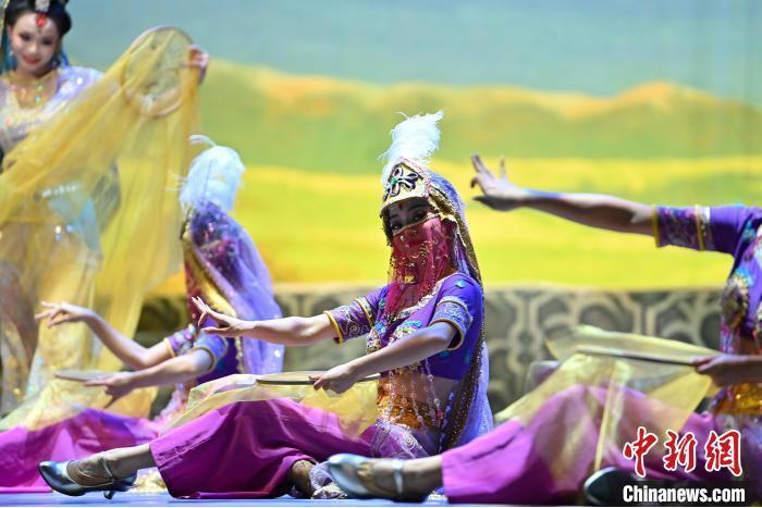 7月18日晚，中國經(jīng)典舞劇《絲路花雨》在甘肅蘭州黃河劇院進行演出。中國經(jīng)典舞劇《絲路花雨》迎來45周年，7月17日-8月4日在蘭州開啟為期多天的駐場演出。該舞劇取材于敦煌莫高窟壁畫，集中國霓裳羽衣舞、敦煌舞、印度舞、黑巾舞、波斯馬鈴舞等于一身，自1979年演出至今，該劇先后在40多個國家和地區(qū)演出近4000場，觀眾550多萬人次。中新社記者 李亞龍 攝</p>
<p>