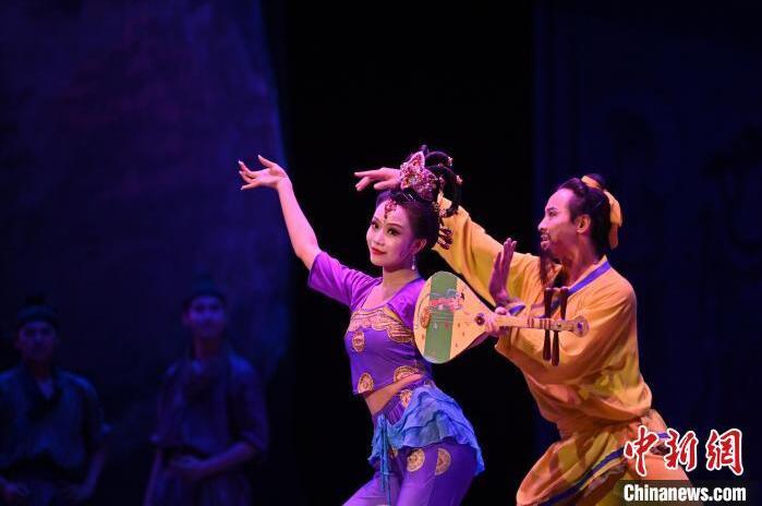 7月18日晚，中國經(jīng)典舞劇《絲路花雨》在甘肅蘭州黃河劇院進行演出。中國經(jīng)典舞劇《絲路花雨》迎來45周年，7月17日-8月4日在蘭州開啟為期多天的駐場演出。該舞劇取材于敦煌莫高窟壁畫，集中國霓裳羽衣舞、敦煌舞、印度舞、黑巾舞、波斯馬鈴舞等于一身，自1979年演出至今，該劇先后在40多個國家和地區(qū)演出近4000場，觀眾550多萬人次。中新社記者 李亞龍 攝</p>
<p>