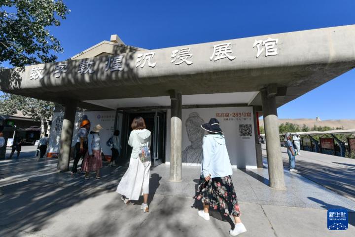 7月22日，游客排隊(duì)進(jìn)入“尋境敦煌——數(shù)字敦煌沉浸展”場館。新華社記者 郎兵兵 攝</p>
<p>