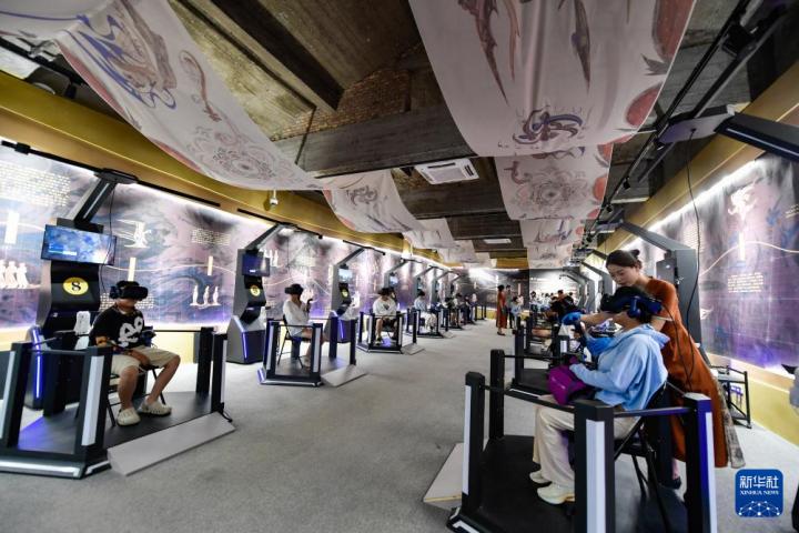 7月22日，游客線下體驗(yàn)“尋境敦煌——數(shù)字敦煌沉浸展”。新華社記者 郎兵兵 攝</p>
<p>