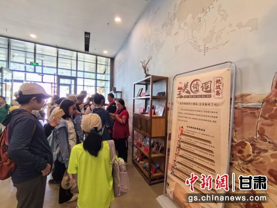 近日，玉門(mén)關(guān)遺址景區(qū)開(kāi)啟了一場(chǎng)精彩紛呈的玉關(guān)詩(shī)詞挑戰(zhàn)賽，吸引眾多游人參與其中。玉門(mén)關(guān)遺址景區(qū)供圖