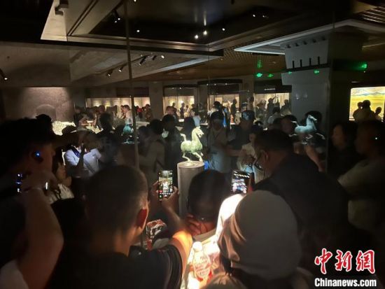 8月17日至23日，“濃濃民族情 兩岸一家親”臺(tái)灣同胞參訪團(tuán)甘肅行交流活動(dòng)在甘肅展開。圖為臺(tái)胞參觀甘肅省博物館。中新社記者 閆姣 攝