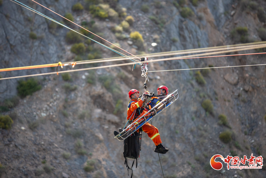 高空練就“飛檐走壁”真功夫